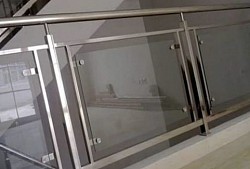 Kaca ralling tangga