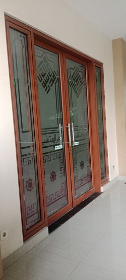 Pintu alumunium serat kayu