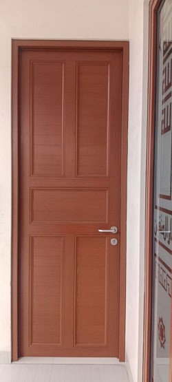 Pintu alumunium serat kayu