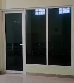 Pintu dan kaca mati gendong