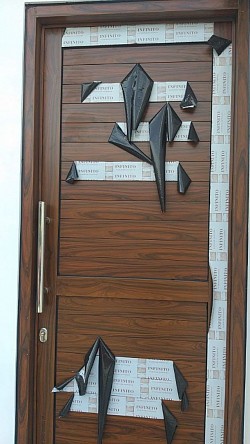 Pintu singgle swing's motif serat kayu