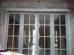 Pintu lipat motif ornamen