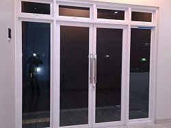 Pintu double swing