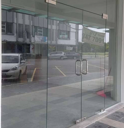 Pintu kaca tempered