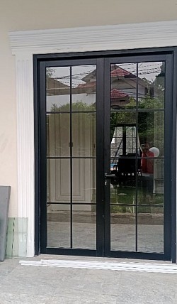 Pintu double swinge motif ornament