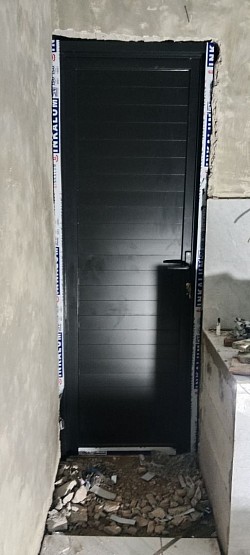 Pintu spandrel kamar mandi